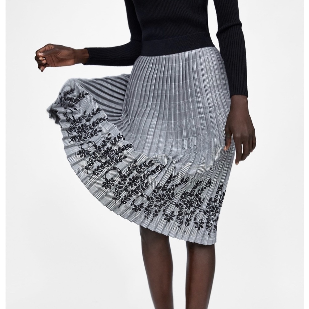 Zara Midi Skirt Pleated Houndstooth Embroidered Flowers White/Black like new XS